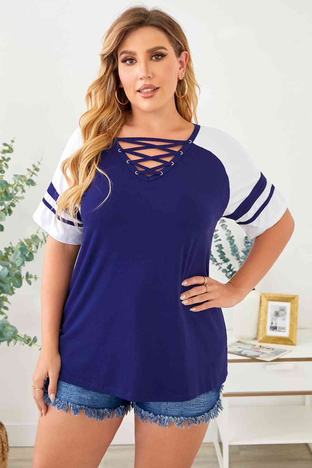 Plus Size Contrast Crisscross Tee Shirt